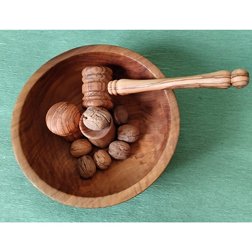 Φανταστικός καρυοθραύστης σε μπολ από ξύλο ελιάς -image2-1029